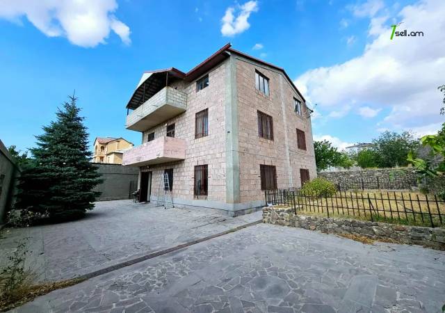 Երեք հարկանի քարե տուն Բագրևանդի 44-րդ փողոցում Նոր Նորքում, 1340 ք.մ., 3+ սանհանգույց