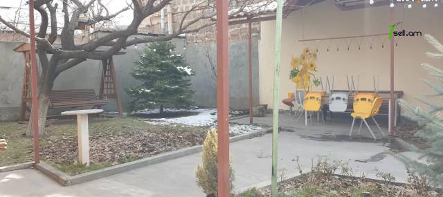 Երկու հարկանի քարե տուն Գաջեգործների փողոցում Էրեբունիում, 120 քմ, կապիտալ վերանորոգված