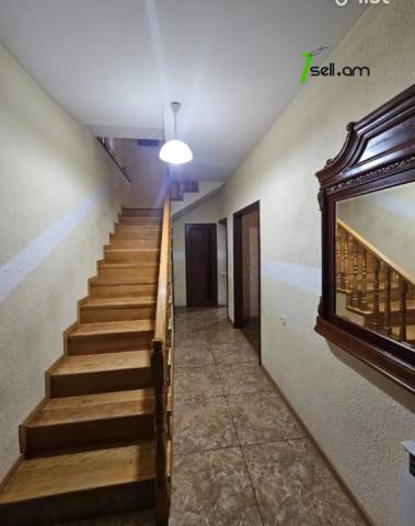 Երկու հարկանի տուն Ֆուչիկի փողոցում Աջափնյակում, 106 քմ, 2 սանհանգույց, կապիտալ վերանորոգված