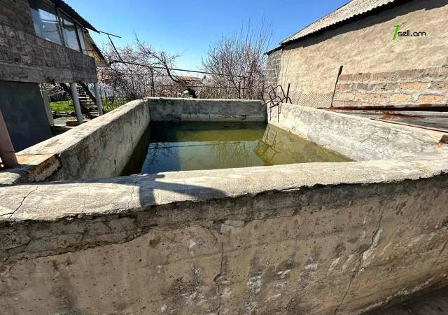 Երկու հարկանի քարե տուն 15-րդ փողոցում Շենգավիթում, 597 քմ, 2 սանհանգույց, կոսմետիկ վերանորոգում