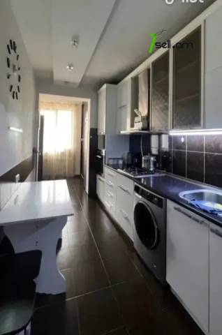 3 սենյականոց բնակարան, Աթոյան փողոցի նրբանցք, 64 ք.մ., նախավերջին հարկ, եվրովերանորոգված