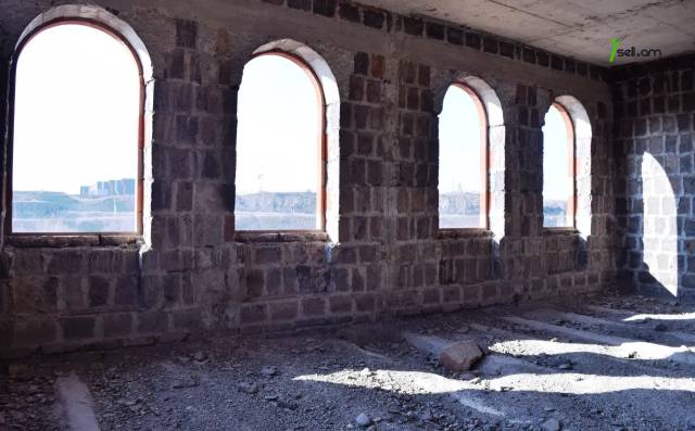 Երեք հարկանի քարե տուն Սահմանապահ փողոցում Գյումրիում, 1022 ք.մ., 2 սանհանգույց