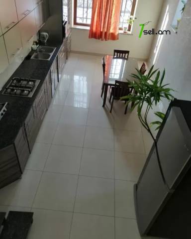 Երեք հարկանի քարե տուն, Ավան-Առինջ 2-րդ միկրոշրջան Ավանում, 1020 ք.մ., 3+ սանհանգույց