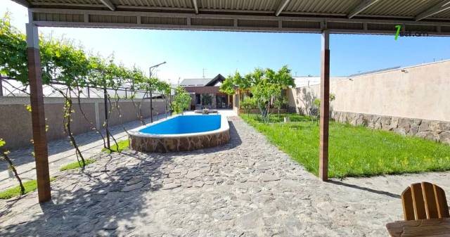 Մեկ հարկանի քարե տուն 20-րդ փողոցում Այնթապում, 900 քմ, կապիտալ վերանորոգված