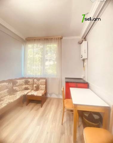 3 սենյականոց բնակարան Կոմիտասի պողոտայում, 68 քմ, նախավերջին հարկ, եվրովերանորոգված, քարե շենք