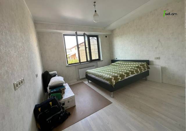 3 սենյականոց բնակարան Կոմիտասի պողոտայում, 88 ք.մ., 3/9 հարկ, կապիտալ վերանորոգված, քարե շենք