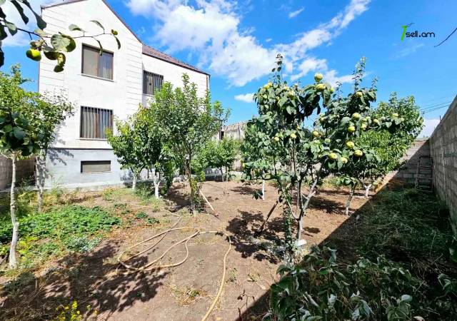 Երեք հարկանի տուն Ղափանցյան փողոցում Արաբկիրում, 500 ք.մ., 2 սանհանգույց, եվրովերանորոգված