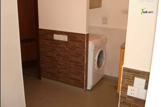 2 սենյականոց բնակարան կենտրոնում, 48 ք.մ., բարձր առաստաղներ, 2/6 հարկ, եվրովերանորոգված, քարե շենք