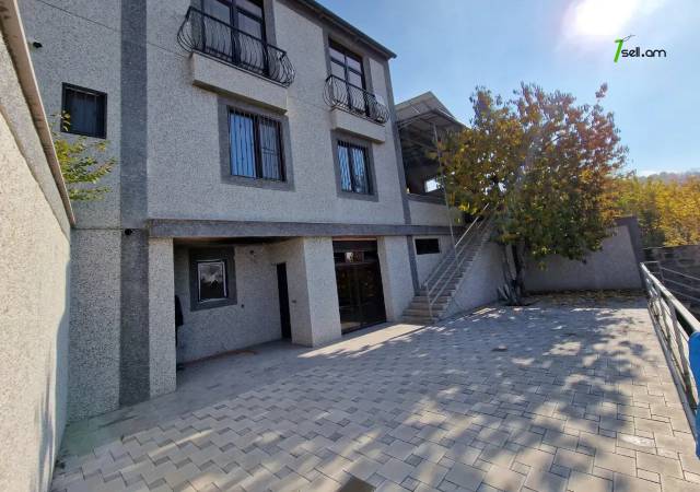 Երկու հարկանի քարե տուն Հաղթանակի փողոցում Ձորաղբյուրում, 500 ք.մ., 3+ սանհանգույց, եվրովերանորոգված