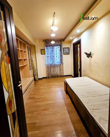 3 սենյականոց բնակարան Հանրապետության փողոցում, 100 քմ, 2/6 հարկ, կապիտալ վերանորոգված, քարե շենք