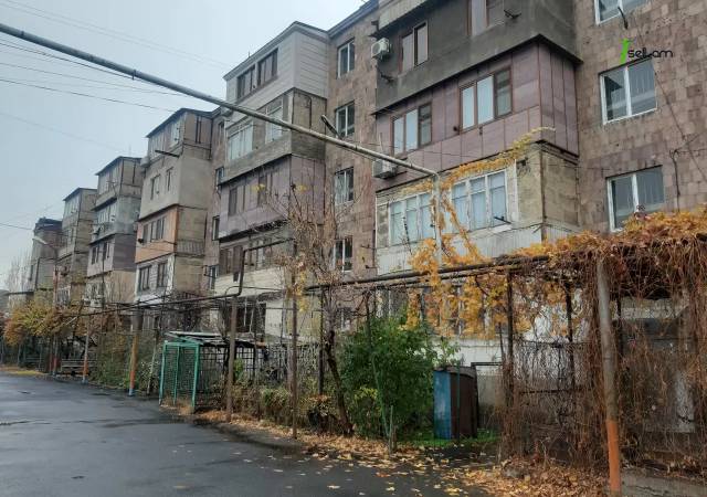 3 սենյականոց բնակարան Արցախի պողոտայում, 57 ք.մ., եվրովերանորոգված, քարե շենք