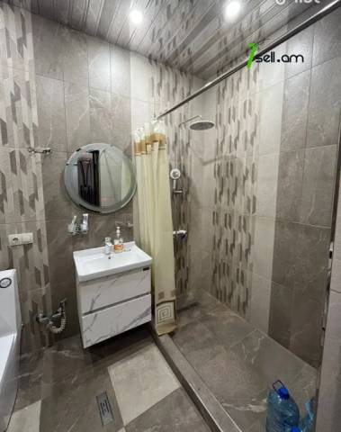 2 սենյականոց բնակարան նորակառույց շենքում Արամ Խաչատրյան փողոցում, 70 ք.մ., բարձր առաստաղներ