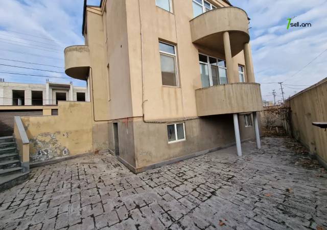 Երկու հարկանի քարե տուն Մելքումովի փողոցում Դավիթաշենում, 400 ք.մ., 2 սանհանգույց