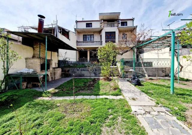 Երեք հարկանի տուն Օստրովսկու փողոցում կենտրոնում, 900 քմ, 3+ սանհանգույց, կապիտալ վերանորոգված