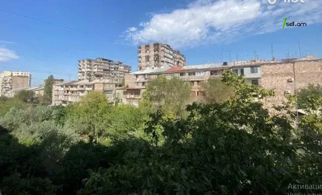 3 սենյականոց բնակարան Սունդուկյան փողոցում, 80 ք.մ., նախավերջին հարկ, մի քանի պատշգամբ