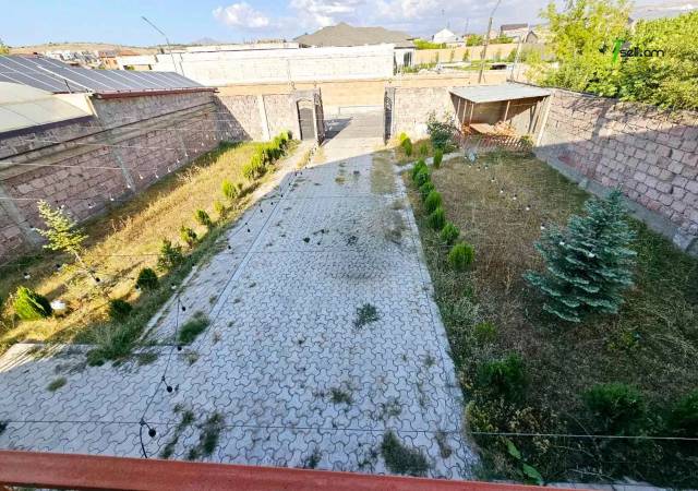 Երկու հարկանի քարե տուն Բագրևանդի 23-րդ փողոցում Նոր Նորքում, 1280 ք.մ., 3+ սանհանգույց