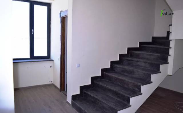 Երկու հարկանի քարե տուն Գյումրիում, 180 ք.մ., 2 սանհանգույց, դիզայներական ոճով վերանորոգված