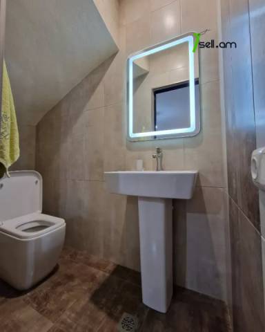 Երկու հարկանի քարե տուն, Գ-1 թաղամաս Աջափնյակում, 300 ք.մ., 2 սանհանգույց, կապիտալ վերանորոգված