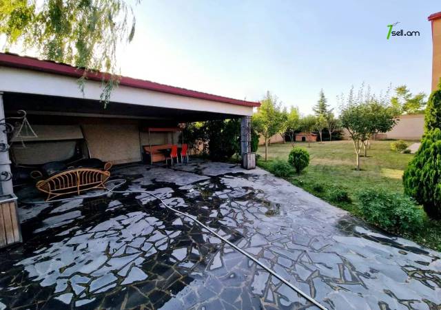 Երեք հարկանի քարե տուն Գևորգ Հովսեփյանի փողոցում Նորք Մարաշում, 1900 քմ, 3+ սանհանգույց