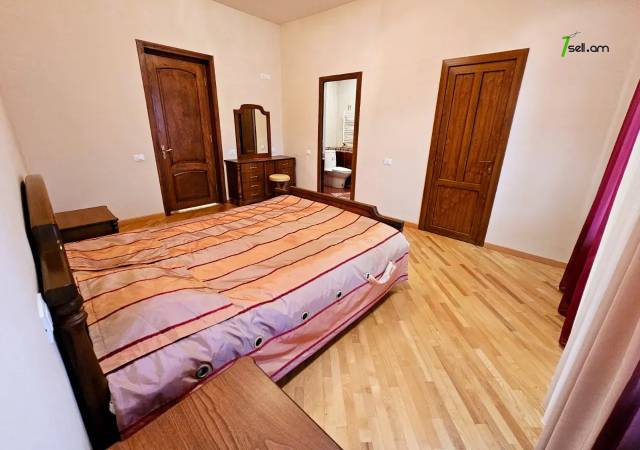 Երեք հարկանի քարե տուն, Գ-1 թաղամաս Աջափնյակում, 1391 ք.մ., 3+ սանհանգույց, կապիտալ վերանորոգված