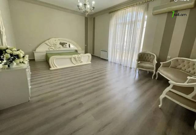 Չորս հարկանի քարե տուն Սիմեոն Երևանցու փողոցում կենտրոնում, 550 ք.մ., 3+ սանհանգույց