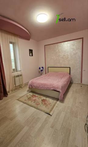 Երկու հարկանի քարե տուն Դավիթ Բեկի փողոցում Էրեբունիում, 240 քմ, 2 սանհանգույց, եվրովերանորոգված