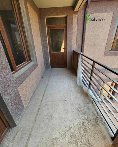 Երեք հարկանի տուն Պրահայի փողոցում կենտրոնում, 920 ք.մ., 3+ սանհանգույց, մասնակի վերանորոգում