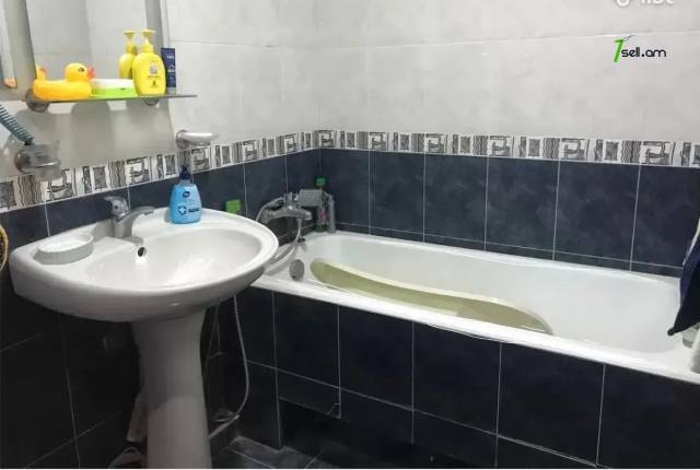 4 սենյականոց բնակարան Մալաթիայի փողոցում, 100 ք.մ., նախավերջին հարկ, եվրովերանորոգված, քարե շենք