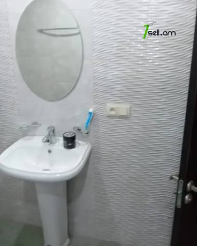 Երկու հարկանի քարե տուն Լենինգրադյան փողոցում Աջափնյակում, 280 քմ, 3+ սանհանգույց