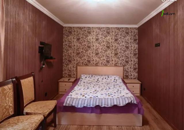 3 սենյականոց բնակարան Հանրապետության փողոցում, 83 ք.մ., 3/5 հարկ, եվրովերանորոգված, քարե շենք