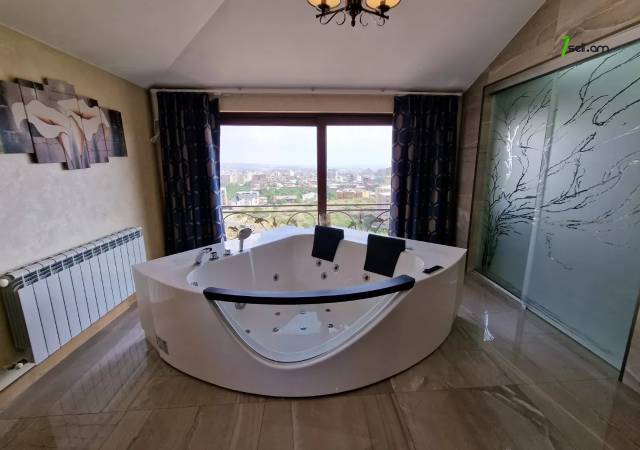 Ընդարձակ 5 սենյականոց բնակարան նորակառույց շենքում Վերին Անտառային փողոցում, 330 ք.մ.