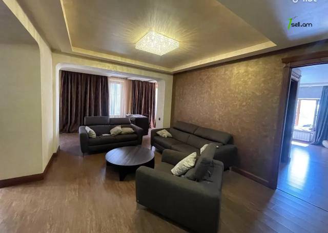 Երեք հարկանի տուն Արաբկիր 51-րդ փողոցում Արաբկիրում, 580 ք.մ., 3+ սանհանգույց