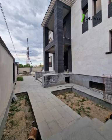 Երկու հարկանի քարե տուն Բագրևանդի փողոցում Նոր Նորքում, 1000 ք.մ., 3+ սանհանգույց