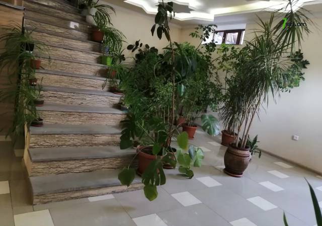 Երեք հարկանի քարե տուն, Ավան-Առինջ 2-րդ միկրոշրջան Ավանում, 1020 ք.մ., 3+ սանհանգույց