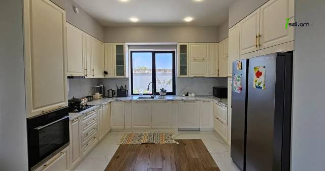 Երեք հարկանի քարե տուն, Avan-Arinj Առինջում, 800 քմ, 3+ սանհանգույց, կապիտալ վերանորոգված