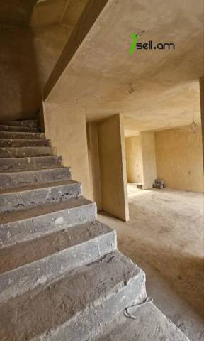 Երկու հարկանի քարե տուն, Դուրյան թաղամաս Ավանում, 435 ք.մ., 2 սանհանգույց, մասնակի վերանորոգում