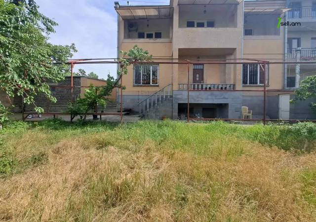 Երեք հարկանի քարե տուն Դավիթ Բեկի փողոցում Էրեբունիում, 900 ք.մ., 2 սանհանգույց