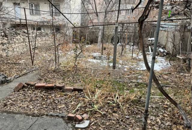 Մեկ հարկանի քարե տուն Բաղրամյան պողոտայում կենտրոնում, 365 քմ