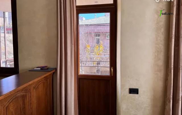 4 սենյականոց բնակարան, Իսահակյան թաղամաս, 130 քմ, 2/2 հարկ, 2 սանհանգույց, բարձր առաստաղներ