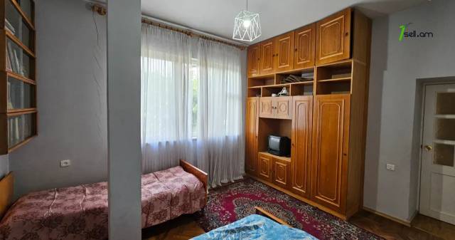 3 սենյականոց բնակարան Տպագրիչների փողոցում, 90 քմ, 2/5 հարկ, կոսմետիկ վերանորոգում, քարե շենք