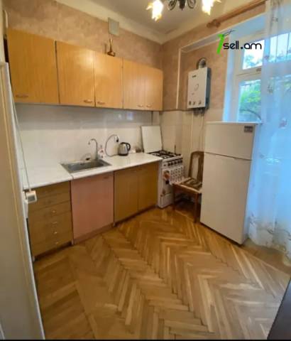 1 սենյականոց բնակարան Չարենցի փողոցում, 45 ք.մ., 2/4 հարկ, կապիտալ վերանորոգված, քարե շենք