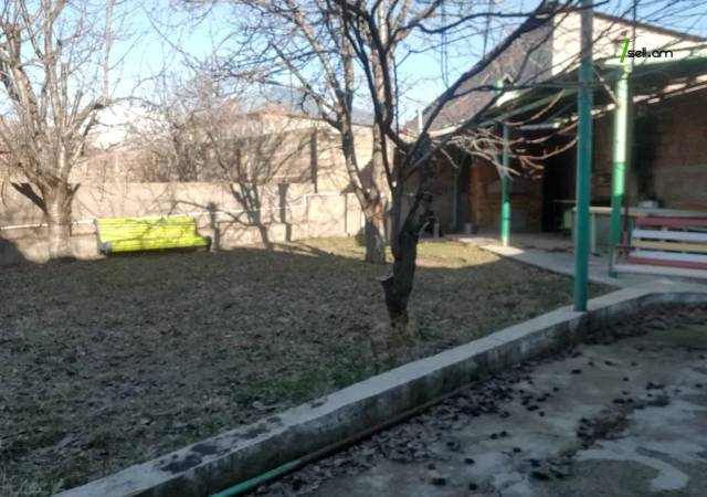 Երկու հարկանի քարե տուն Աբովյանում, 1600 ք.մ.