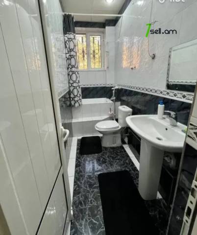 Չորս հարկանի քարե տուն Սիմեոն Երևանցու փողոցում կենտրոնում, 550 ք.մ., 3+ սանհանգույց