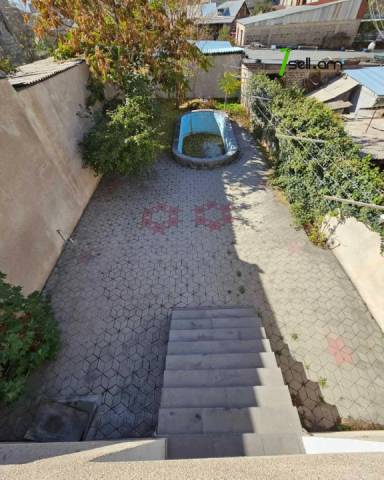 Երեք հարկանի քարե տուն Քաջազնունի փողոցում կենտրոնում, 1060 ք.մ., 3+ սանհանգույց