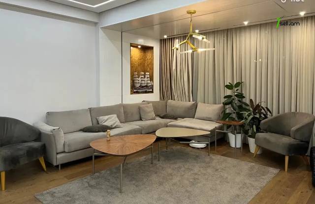 Ընդարձակ 3 սենյականոց բնակարան նորակառույց շենքում Վիկտոր Համբարձումյան փողոցում, 267 ք.մ.