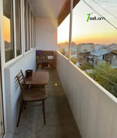 2 սենյականոց բնակարան Արամ Խաչատրյան փողոցում, 55 ք.մ., մի քանի պատշգամբ, նախավերջին հարկ