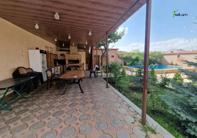 Երկու հարկանի քարե ամառանոց 12-րդ փողոցում Պտղնիում, 600 ք.մ., 3+ սանհանգույց, եվրովերանորոգված