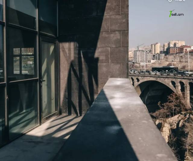 Բազմաֆունկցիոնալ գույք Ոսկերիչների փողոցում կենտրոնում, 150 քմ