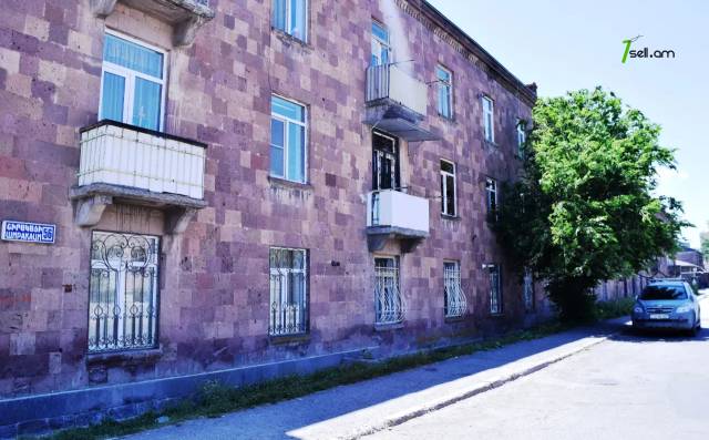 2 սենյականոց բնակարան Շիրակացու փողոցում, 70 քմ, 1/3 հարկ, կապիտալ վերանորոգված, քարե շենք