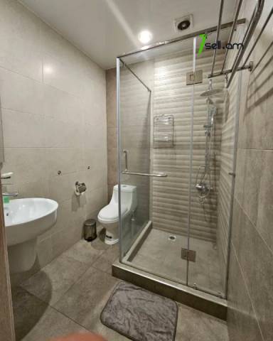 Երեք հարկանի քարե տուն Նար-Դոսի փողոցում կենտրոնում, 1510 ք.մ., 3+ սանհանգույց, կապիտալ վերանորոգված